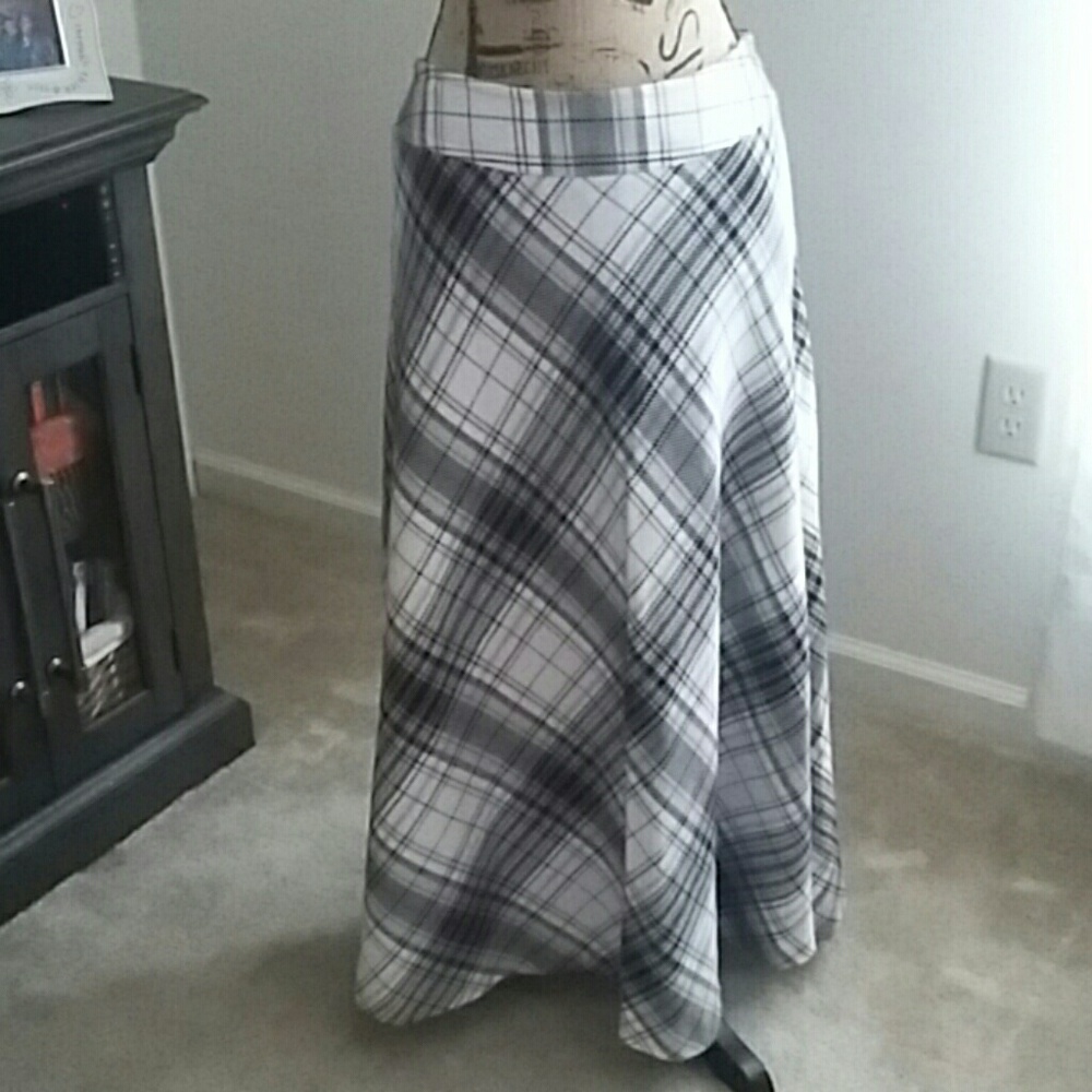 Black, white & grey plaid skirt
